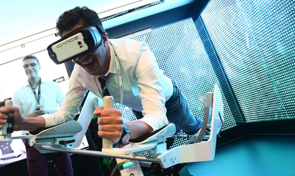 زوار معرض جيتكس يختبرون أحدث تقنيات الواقع الافتراضي من الأفعوانيات إلى اللياقة البدنية