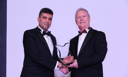 المهندس صفوان الخطيب مدير عام سمارت لينك يتلقى جائزة الإنجاز المتميز خلال جوائز إنسايتس الشرق الأوسط لتميز مراكز الاتصال