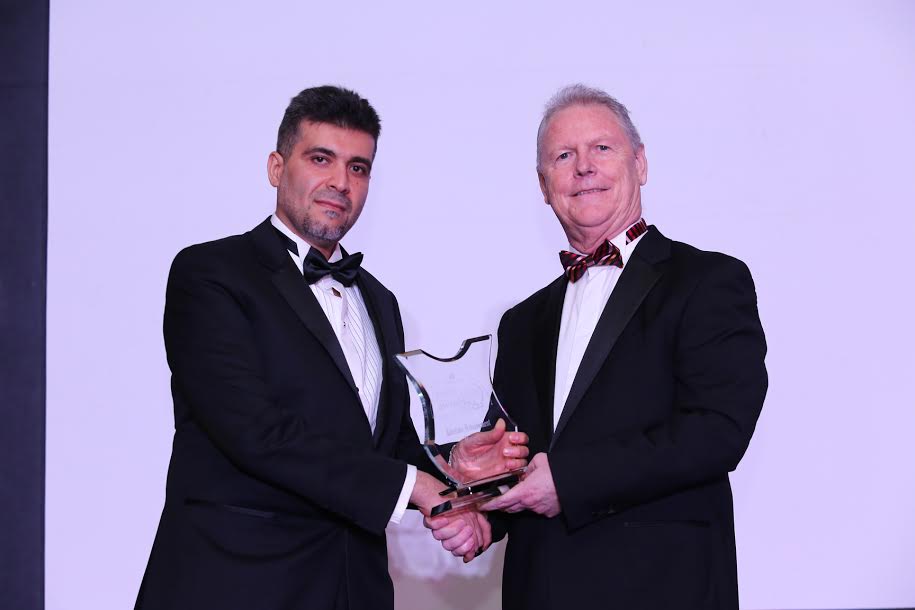 المهندس صفوان الخطيب مدير عام سمارت لينك يتلقى جائزة الإنجاز المتميز خلال جوائز إنسايتس الشرق الأوسط لتميز مراكز الاتصال