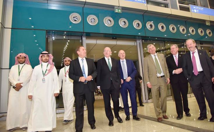 وزير الشؤون الخارجية والتجارة الآيرلندي يتفقَّد سير العمل في مطار الملك خالد الدولي