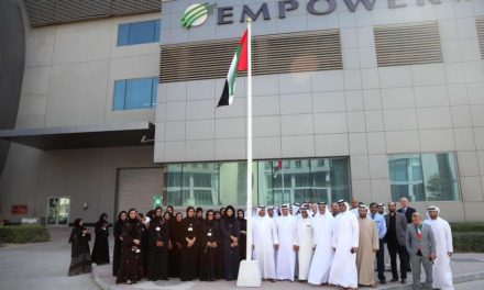 سعادة أحمد بن شعفار يرفع علم دولة الامارات العربية المتحدة فوق محطة “امباور” في مركز دبي المالي العالمي