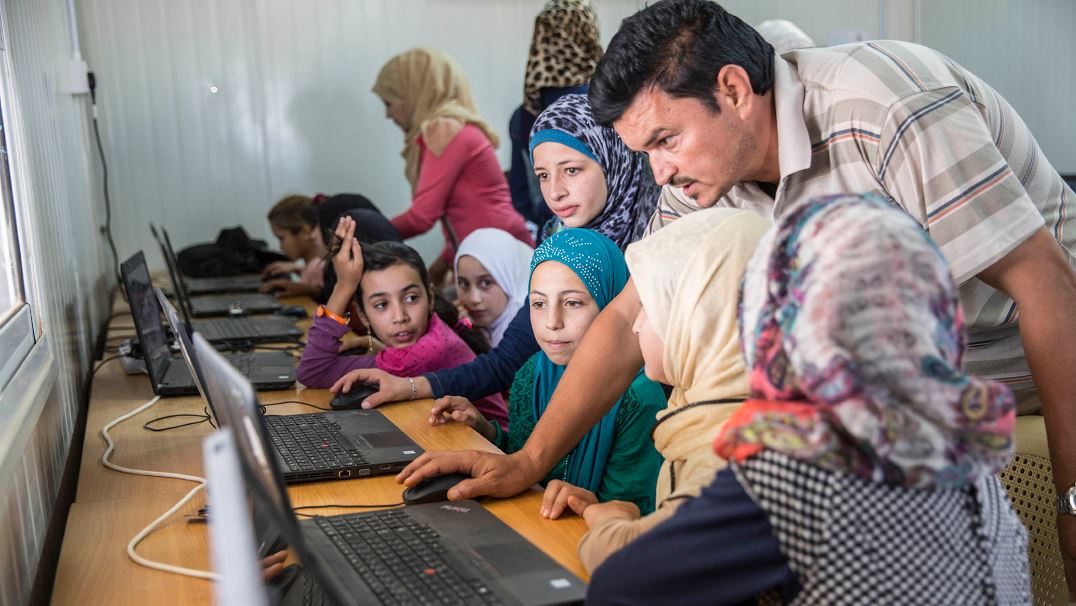 لغة المستقبل “البرمجة” تلهم أكثر من عشر آلاف لاجئ وشاب في الشرق الأوسط