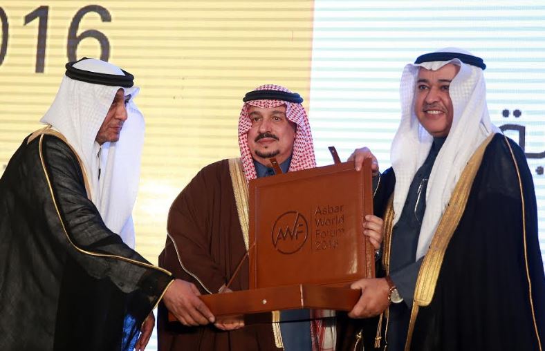 أمير الرياض يكرم الاتصالات السعودية لدعمها منتدى “أسبار”