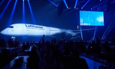 “لوفتهانزا” تزيح الستار عن طائرتها الجديدة طراز “A350-900” أمام الجمهور في عرض مبهر