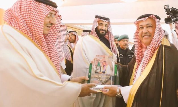 نائب خادم الحرمين الشريفين يستلم درع تذكاري من رئيس الاتصالات السعودية