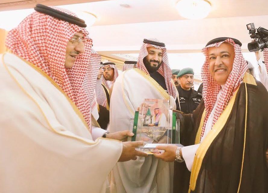 نائب خادم الحرمين الشريفين يستلم درع تذكاري من رئيس الاتصالات السعودية
