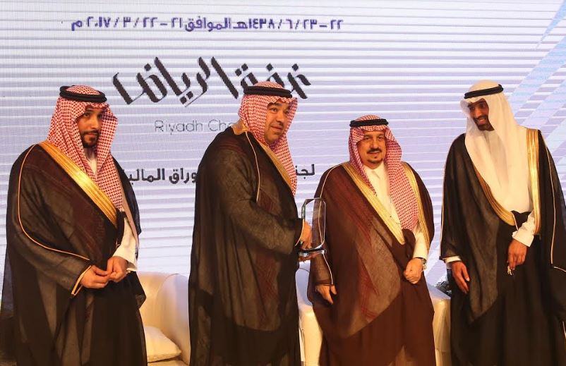 أمير الرياض يكرم الاتصالات السعودية بالمؤتمر السعودي للاستثمار