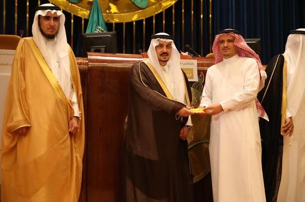 أمير الرياض يكرم STC لدعمها ملتقى تطوير الأحياء العشوائية
