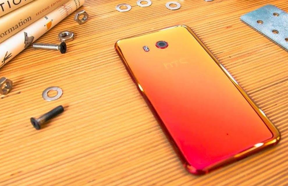 “إتش تي سي” تطرح هاتفها الرائد HTC U11 باللون الأحمر