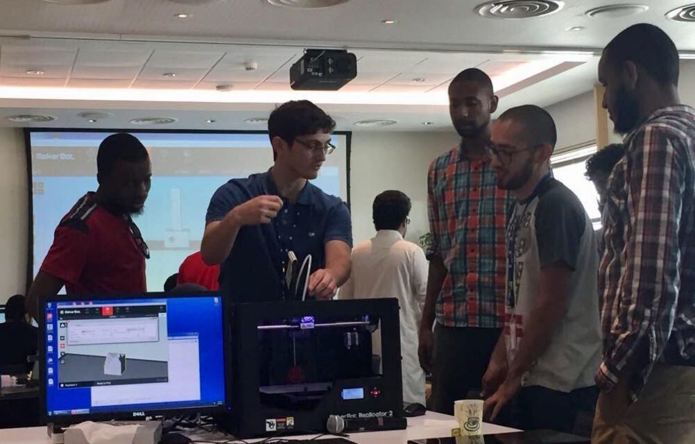 مختبرات GE Garages تقدم برامج تدريبية حول الطباعة ثلاثية الأبعاد للطلاب والمهنيين السعوديين الشباب