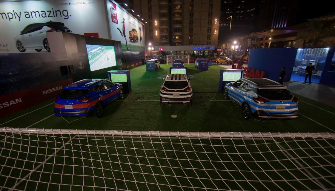 سيارات نيسان تتنافس خلال مباريات كرة قدم للسيارات في معرض دبي الدولي للسيارات