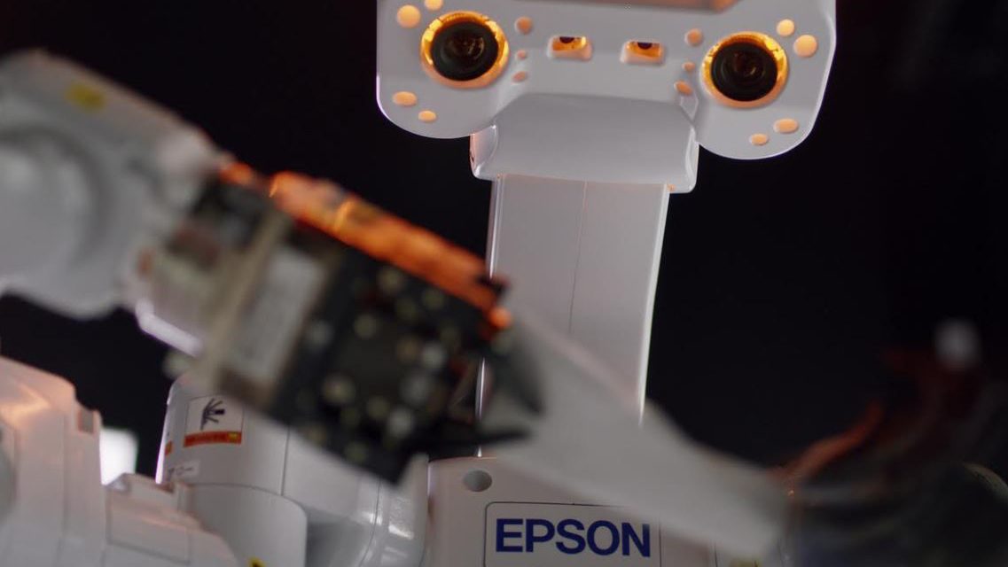 في لفتةٍ تؤكد التزامها بالابتكار في مجال الروبوتات، إبسون تطلق روبوتها الجديد مزدوج الأذرع