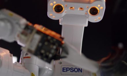في لفتةٍ تؤكد التزامها بالابتكار في مجال الروبوتات، إبسون تطلق روبوتها الجديد مزدوج الأذرع