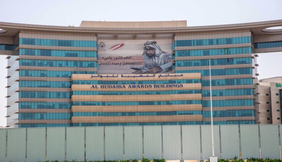 مؤسسة حمدان بن راشد آل مكتوم للأداء التعليمي المتميز تضع لوحة ضخمة للشيخ زايد في مقرها الرئيسي