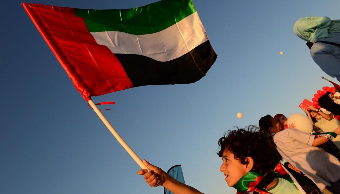 دو ومؤسسة الإمارات تدعوان أفراد المجتمع للمشاركة في احتفالات “يوم العلم”
