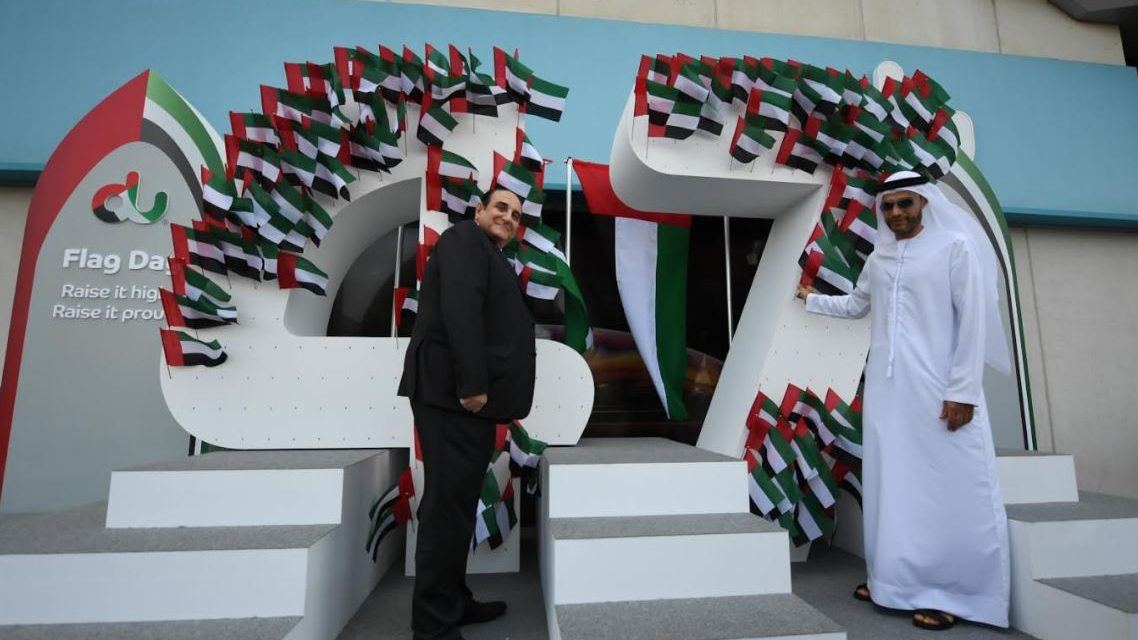 دو تجسد فخرها واعتزازها الوطني برفع العلم الإماراتي في كافة مكاتبها