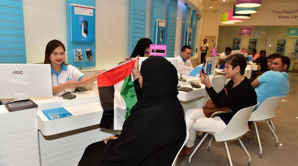 دو توزع 2000 علم جديد على عملاء خدمات الاتصال المنزلي في دولة الإمارات
