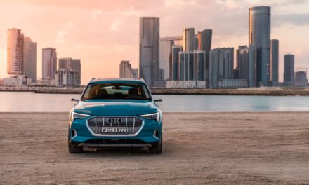 الصحفيون يختبرون قيادة سيارة Audi e-tron في أبوظبي
