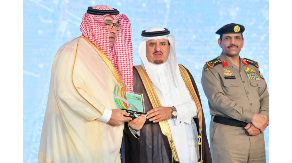 نائب وزير الداخلية يكرم الاتصالات السعودية لدعمها مؤتمر السلامة المرورية