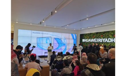 هواوي تحتفل باليوم الأول لمبيعات سلسلة حاسبات HUAWEI MateBook D في متجرها الرئيسي في الرياض
