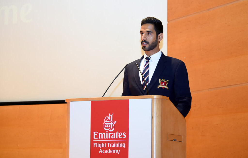 أحد الخريجين يلقى كلمة خلال حفل تخريج أول فوج من أكاديمية الإمارات لتدريب الطيارين.