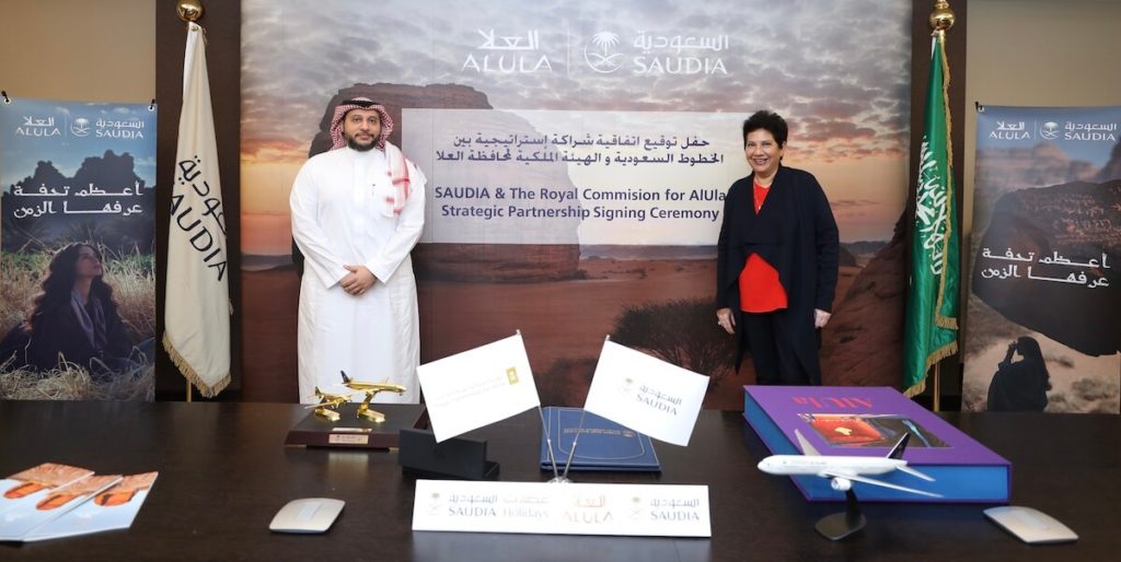 سيدة ميلاني دي سوزا المدير التنفيذي للتسويق بالهيئة الملكية لمحافظة العلا و السيد حازم سنبل نائب الرئيس للمبيعات للخطوط السعودية خلال مراسم توقيع الشراكة الاستراتيجية.
