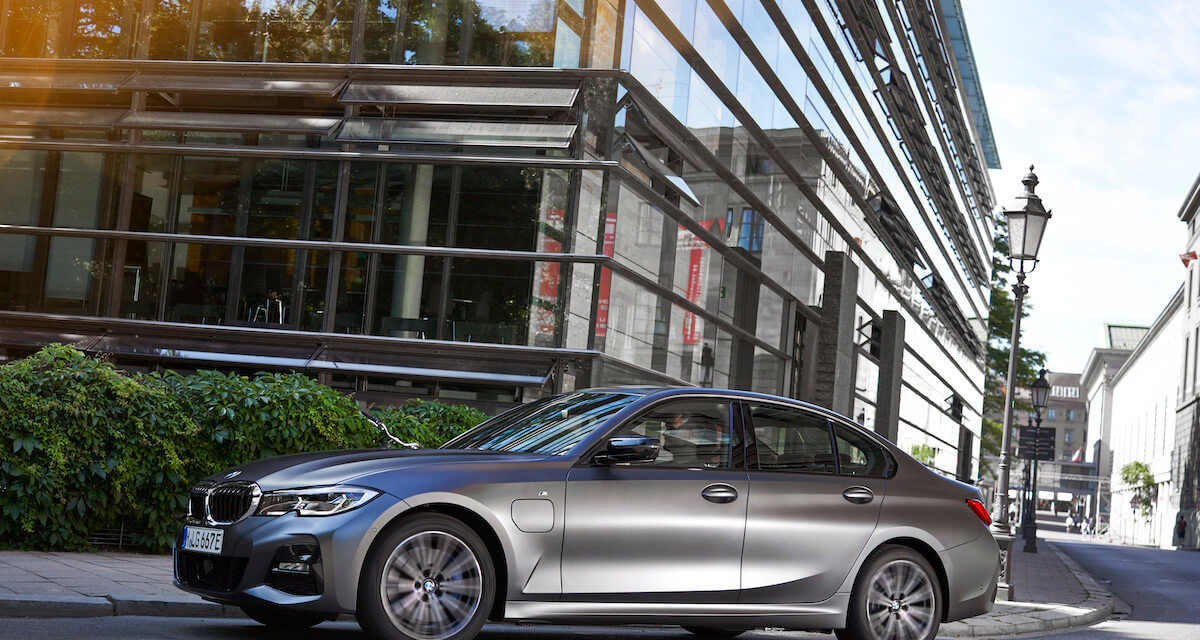 مجموعة طرازات جديدة بنظام قيادة هجينة مزودة بقابس ضمن الفئة الثالثة والفئة الخامسة من BMW