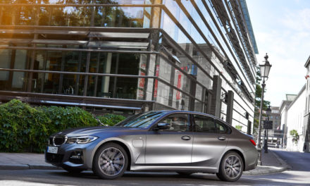 مجموعة طرازات جديدة بنظام قيادة هجينة مزودة بقابس ضمن الفئة الثالثة والفئة الخامسة من BMW