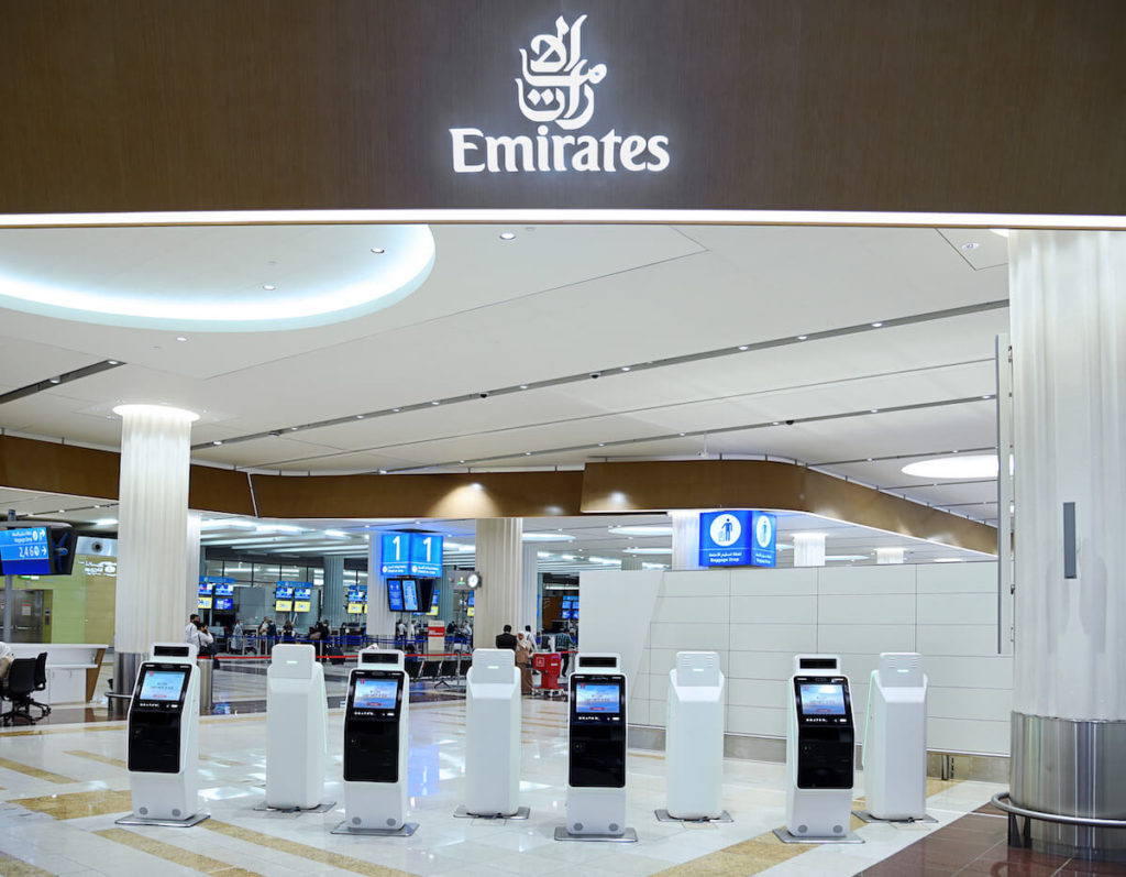 أكشاك إجراءات السفر بدون تلامس لركاب طيران الإمارات في دبي 2