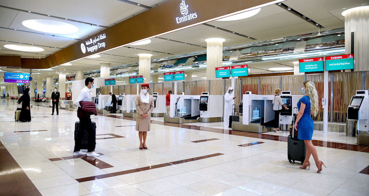 أكشاك إجراءات السفر بدون تلامس لركاب طيران الإمارات في دبي