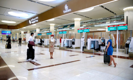 أكشاك إجراءات السفر بدون تلامس لركاب طيران الإمارات في دبي