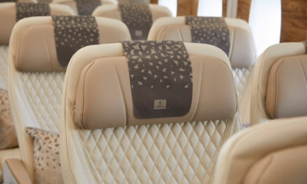 طيران الإمارات تعرض مقعد “السياحية الممتازة” بسوق السفر العربي