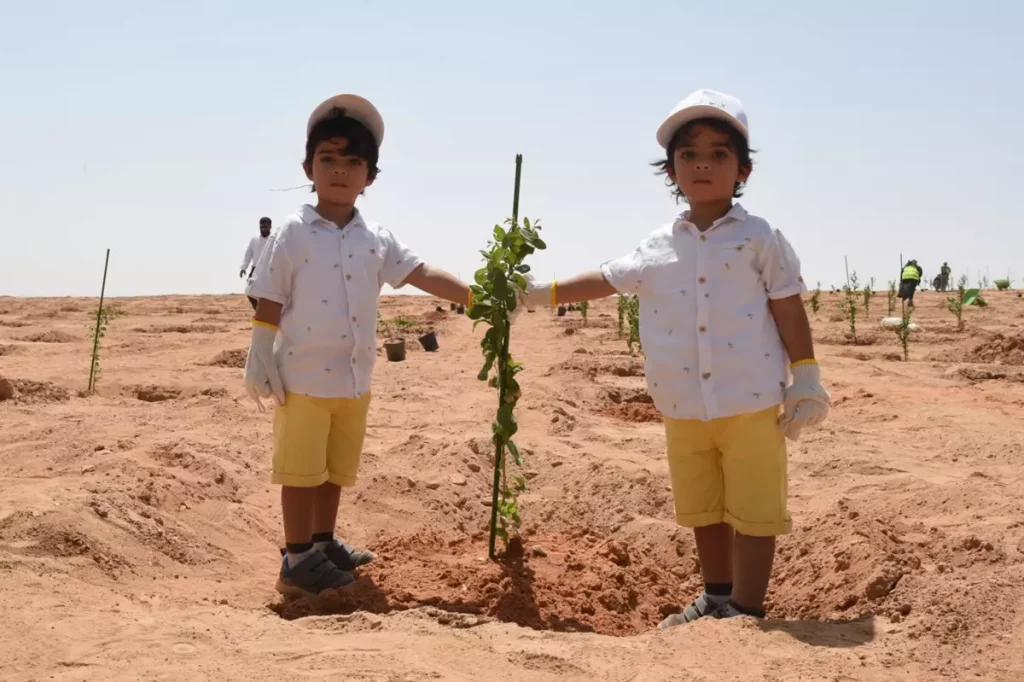 الرياض الخضراء 22 يحتفل باليوم الوطني بزراعة خريطة المملكة بمشاركة أهالي المدينة 22 5