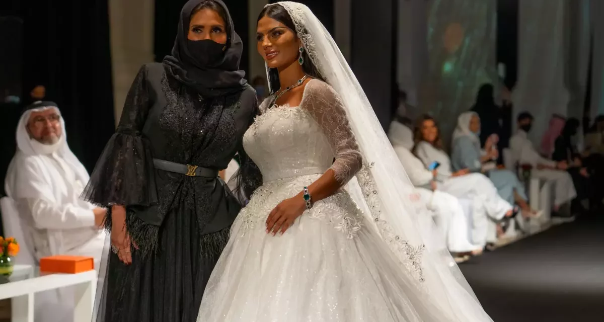 عرض أزياء المصممة السعودية هلا العيطة يخطف الأنظار في جدة 