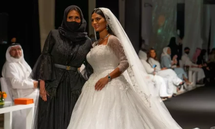 عرض أزياء المصممة السعودية هلا العيطة يخطف الأنظار في جدة 