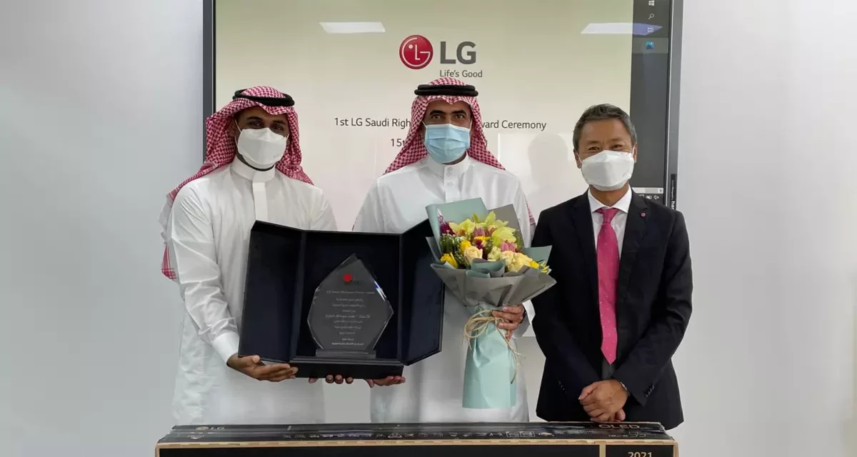 مواطن سعودي ينال جائزة الشخص الصالح من إل جي إلكترونيكس بعد عمله البطولي