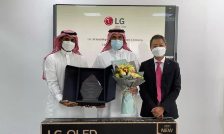مواطن سعودي ينال جائزة الشخص الصالح من إل جي إلكترونيكس بعد عمله البطولي