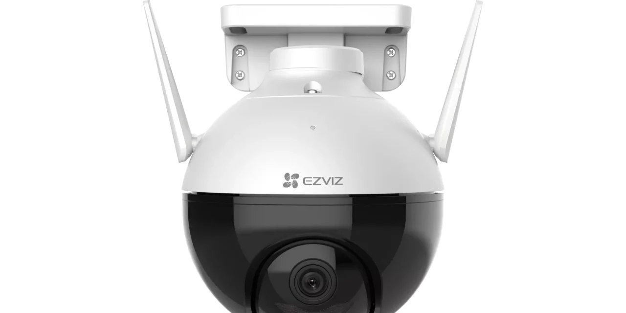 كاميرا EZVIZ C8C تغطي مساحة أكبر وتوفر تفاصيل أفضل مقارنةً بمعظم كاميرات المراقبة الذكية الأخرى