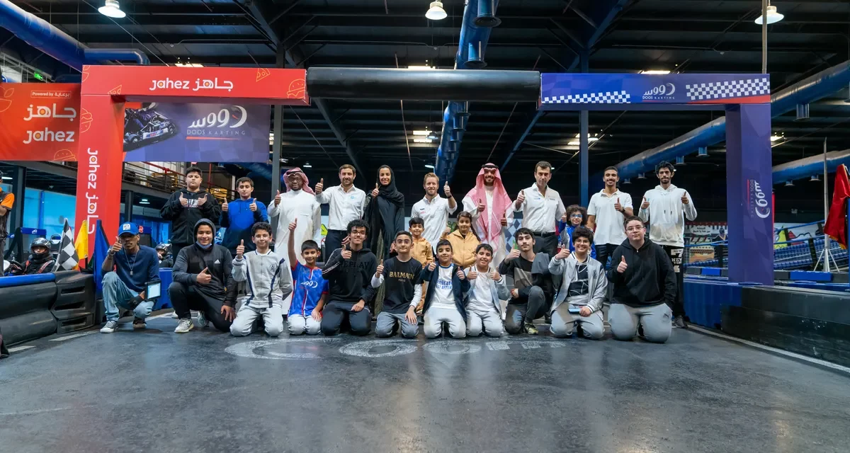 بطل الفورمولا إي سام بيرد يلتقي مع نجوم المستقبل في رياضة السيارات في المملكة العربية السعودية