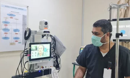 طبيب في الرياض ينقذ حياة معتمرة في مكة