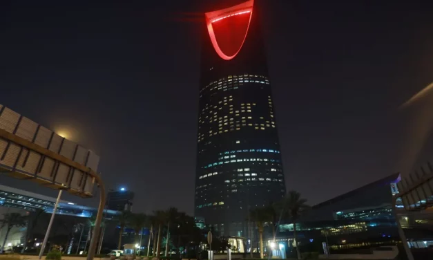 مركز المملكة في الرياض ينير احتفالاً باليوم العالمي للثلاسيميا 2022