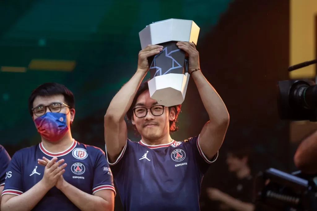 Faith_bian member of PSG.LGD with the trophy of Riyadh Masters after winning the $1.5m_ssict_1200_800