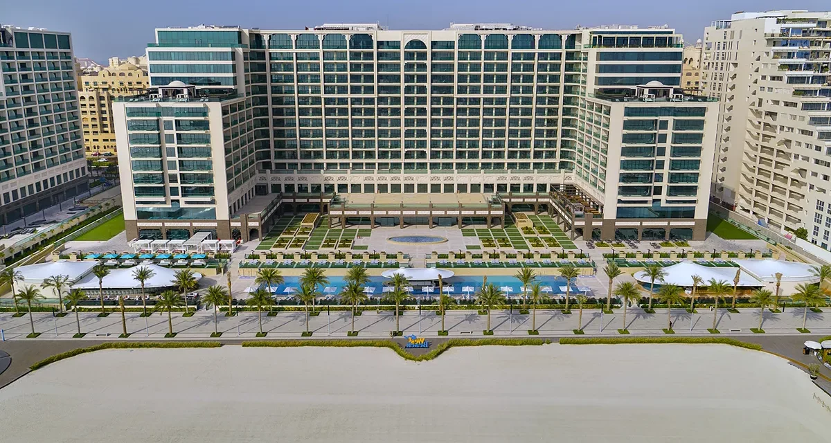 فندق هيلتون دبي نخلة جميرا يفتح أبوابه أمام الزوار في بالم ويست بيتش 