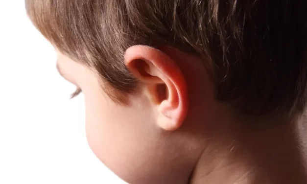 علاج الأذن البارزة لطفل سعودي تنقذه من التنمر