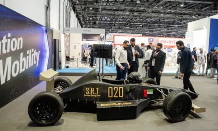 طلاب جامعة أبوظبي يستعرضون سيارة فورمولا 1الكهربائية الحائزة على عدة جوائز في معرض أوتوميكانيكا دبي 2023