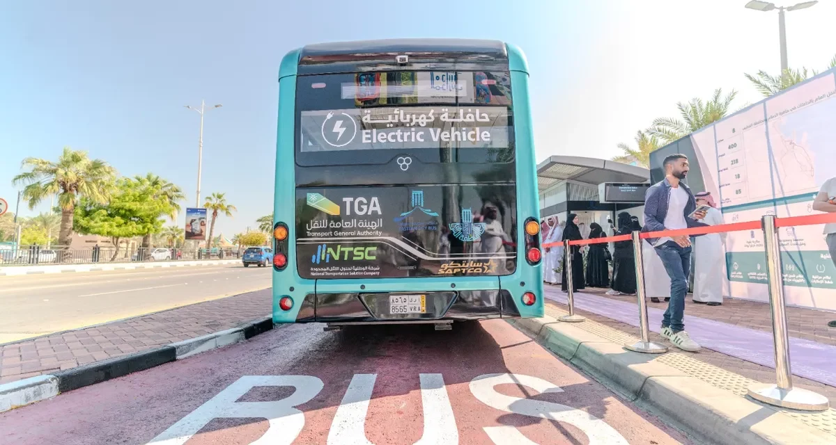 الشركة الوطنية لحلول النقل (NTSC) تكشف عن حافلة كهربائية متطورة للتنقل المستدام