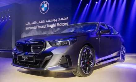 سيارة BMW i5 الكهربائية الجديدة كلياً، الجيل الثامن من الفئة الخامسة، تعيد تعريف مستقبل التنقل في المملكة العربية السعودية