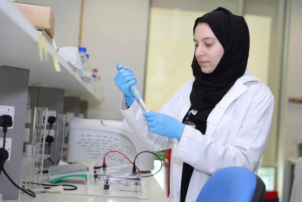 جامعة الإمارات تدعم التقدم العلمي والبحثي بتمويل 132 مشروعاً بحثياً يُعزّز  الابتكار والتطوير1_ssict_1200_800