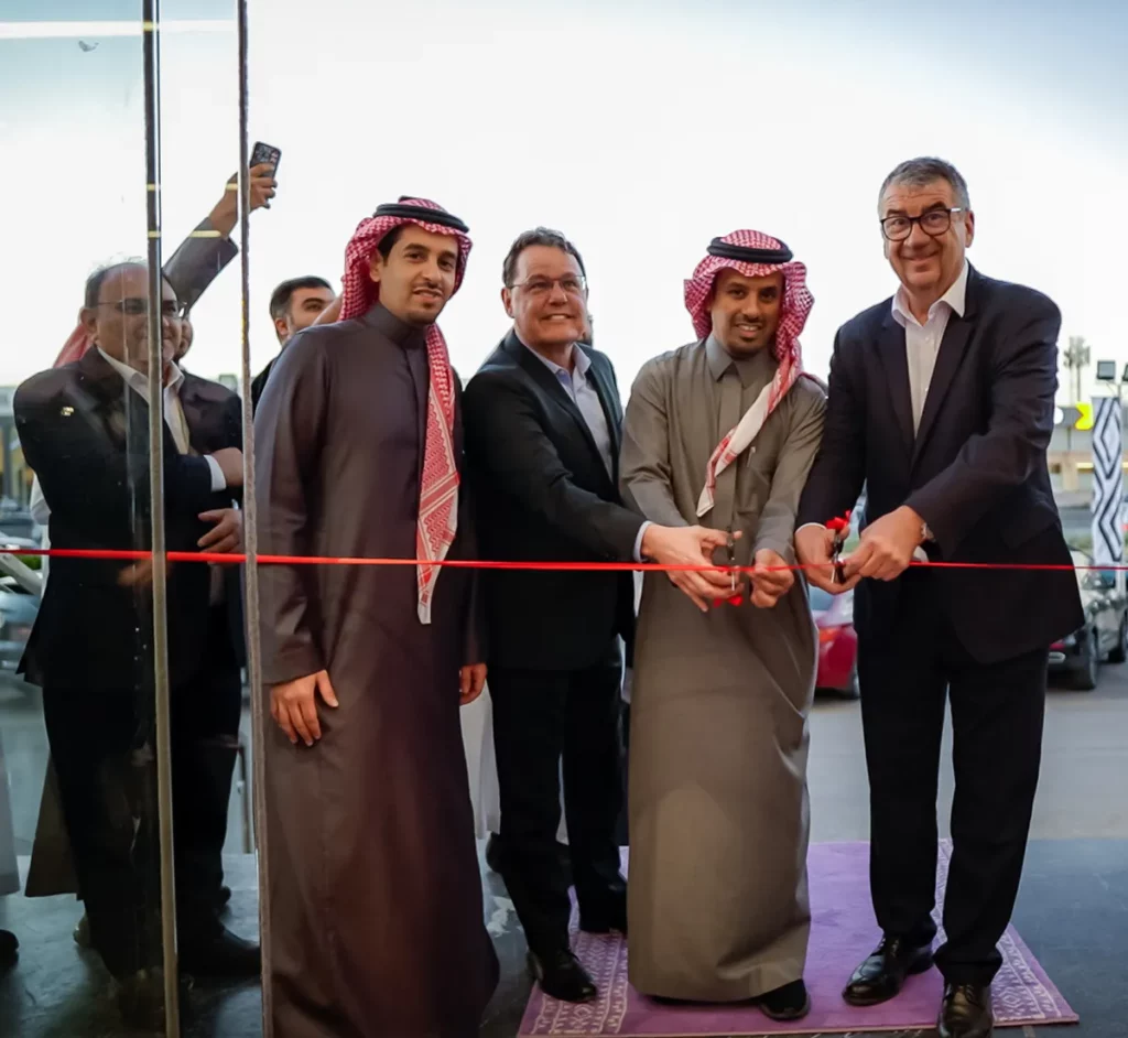 الوعلان للتجارة تفتتح أول مراكز رينو في الرياض على مساحة 6,000 متراً مربعاً_ssict_1200_1104